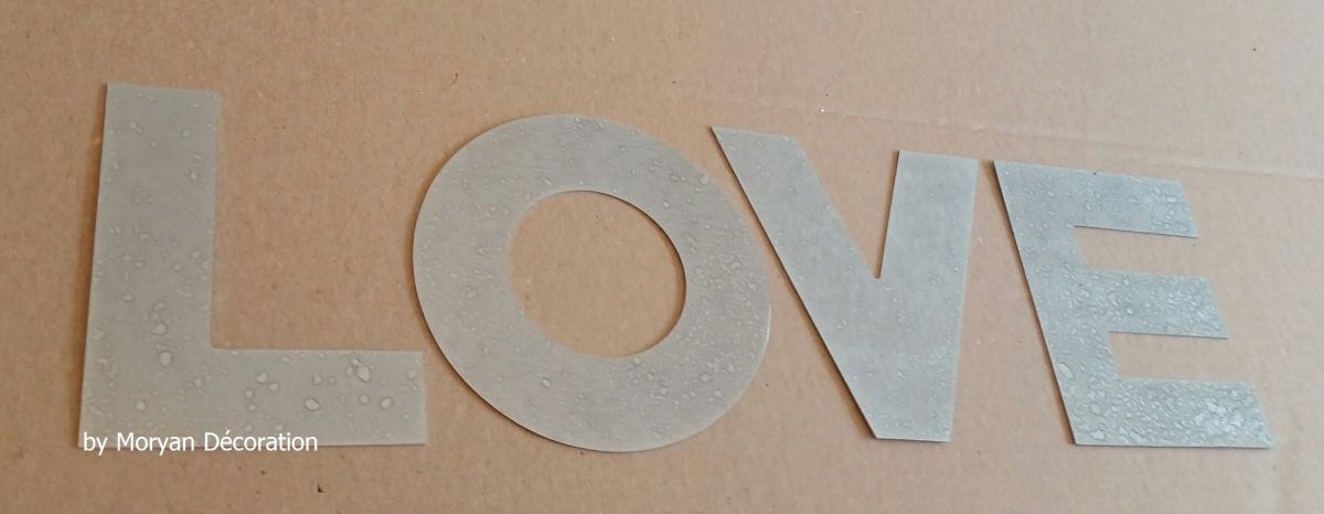 Lettre decorative en zinc LOVE 10 cm